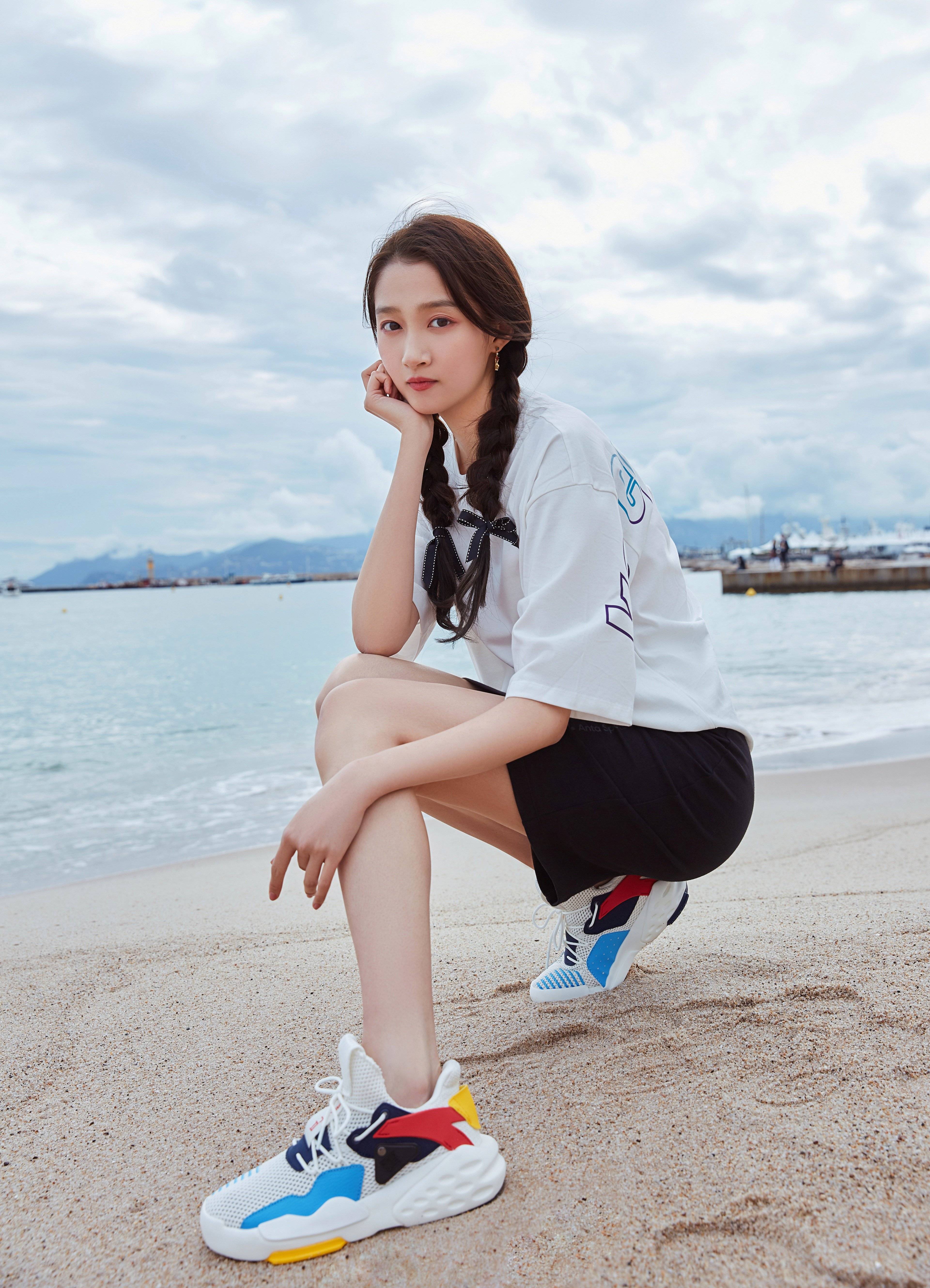 关晓彤长腿青春照，成长印记中的美少女风采