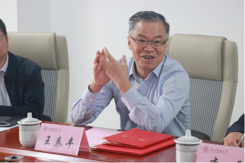 王秦丰，揭开消息神秘面纱的先锋